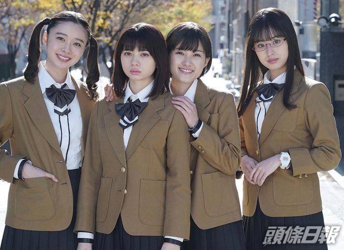 櫻田日和（左二）於《愛吃拉麵的小泉同學》扮演學生。